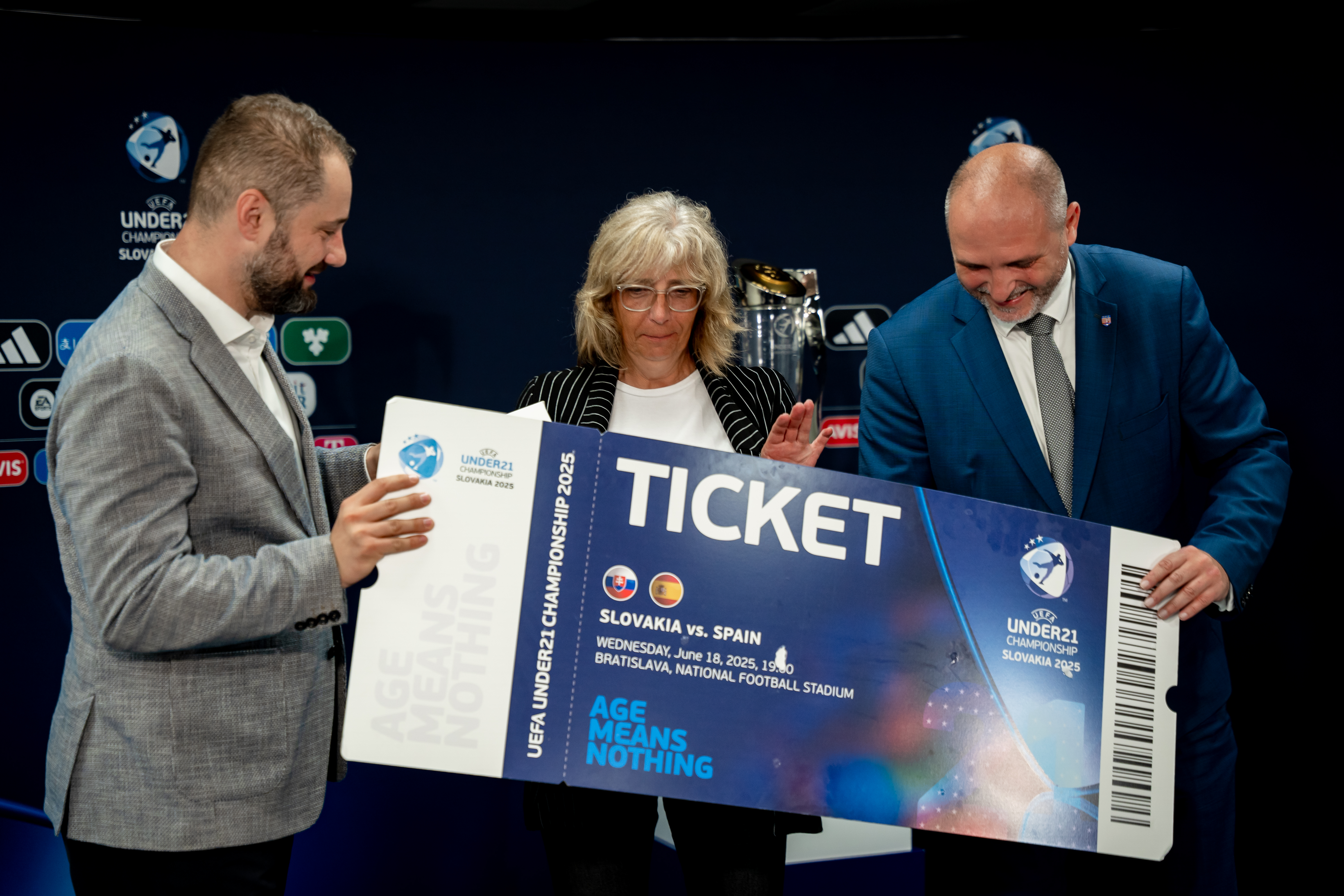 Tlacovy brifing - o pripravach sampionatu UEFA-28